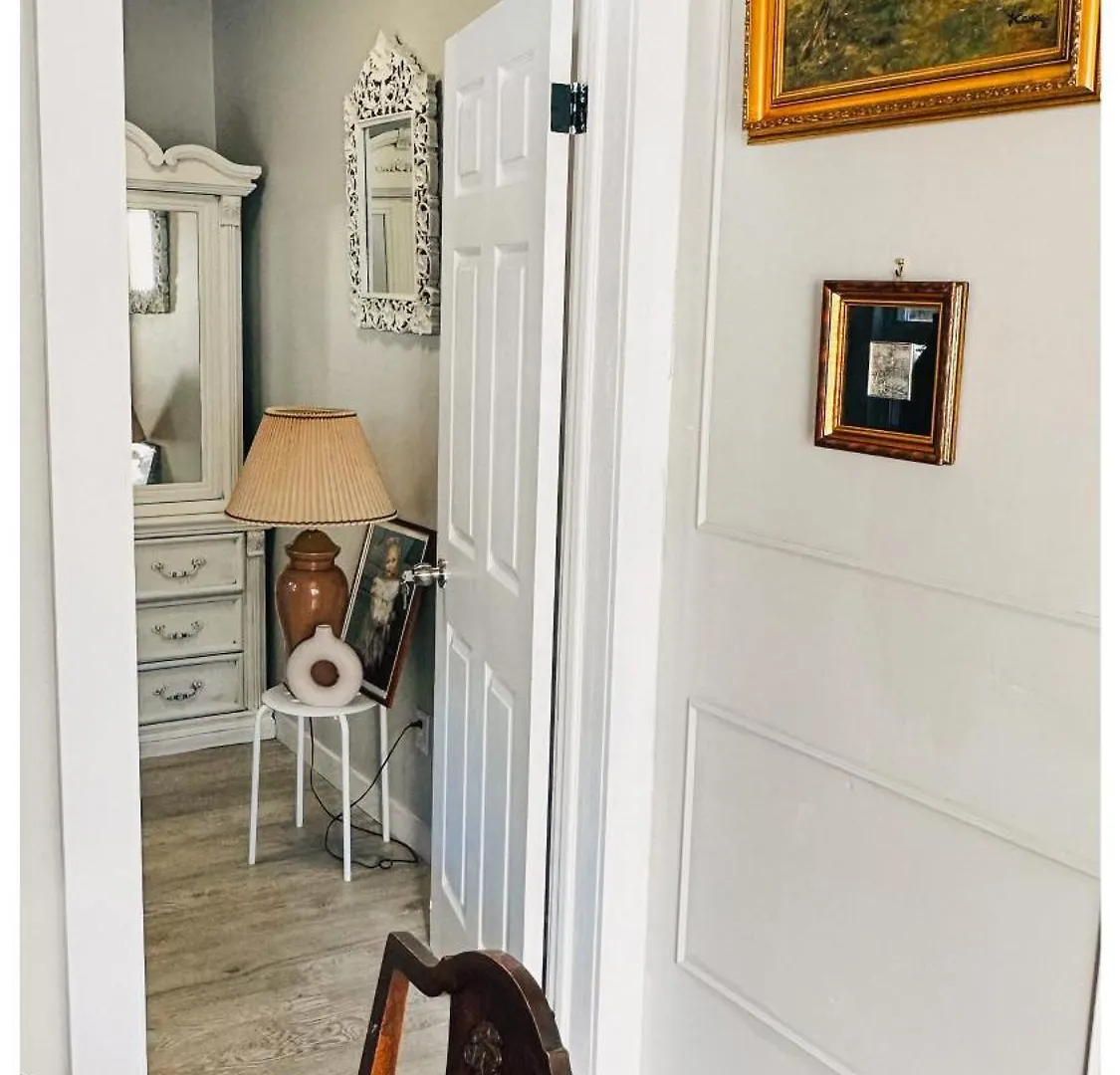 The Stays - Private Cozy 2Bhr Apt On Main Floor Toronto Canada